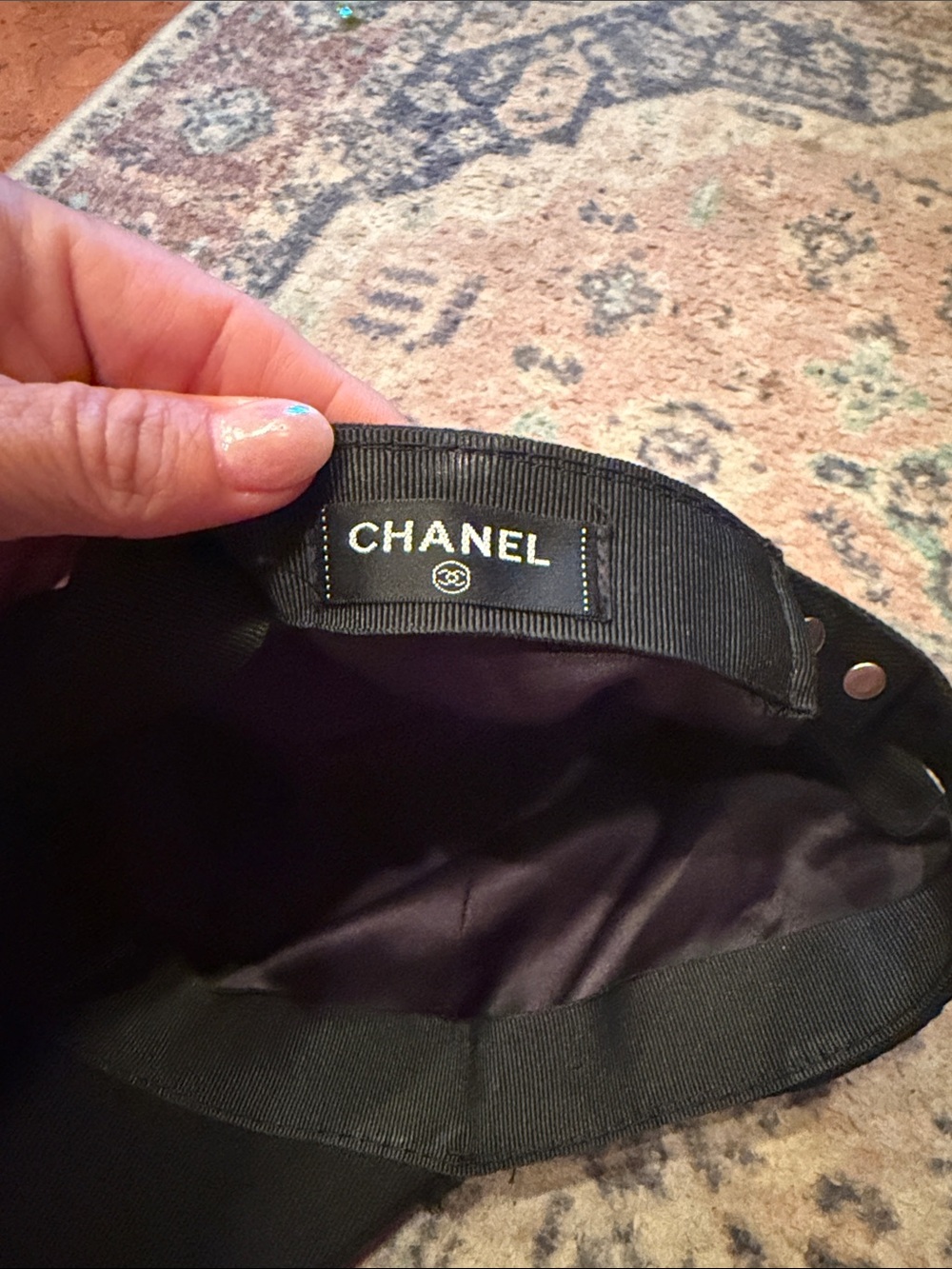 CHANEL Black Cap with White Interlocking CC Emblem - Picture 7 of 8